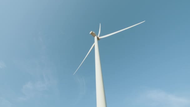 电力生产和清洁能源的概念。有叶片的大型风力涡轮机。清洁和可再生能源的能源生产。电力生态技术. — 图库视频影像