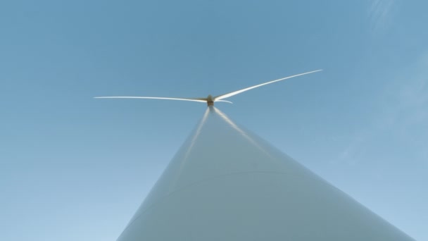Концепция производства электроэнергии и чистой энергии. Ветряные турбины с лопастями. Производство энергии с чистой и возобновляемой энергией. Ветровые турбины или преобразователь энергии ветра в солнечный день с голубым небом — стоковое видео