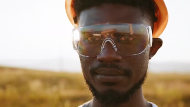 Feche Homem Afro Americano Campo Com Enormes Moinhos Vento Durante — Vídeo de Stock