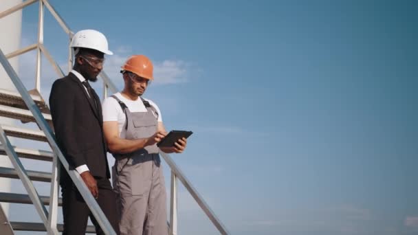 Mantenimiento de un plan en el sitio en el campo de aerogeneradores o granja, fuente de energía limpia. Tecnología ecológica para la energía eléctrica. naturaleza de la industria. Ingenieros exploran futuros proyectos de instalación de aerogeneradores. Energía. — Vídeo de stock