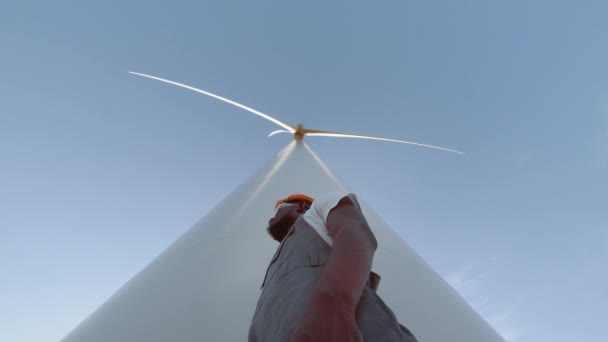 윈드터어 빈 근처에서는 거대 한 풍차를 사용하여 생태학적 에너지 를 축적하는 장치를 개발 한다. 아프리카 계 미국인 이 친환경 에너지 생산을 위해 일하고 있습니다. 전기, 녹색, 미래. — 비디오
