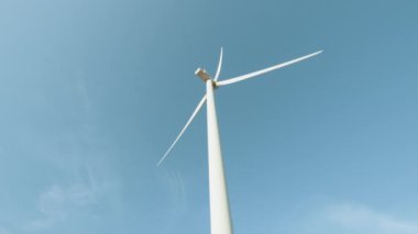 Elektrik enerjisi üretimi ve temiz enerji kavramı. Bıçaklı rüzgar türbinleri. Temiz ve Yenilenebilir Enerji ile Enerji Üretimi. Rüzgâr türbinleri ya da rüzgar enerjisi dönüştürücüleri güneşli bir günde mavi gökyüzüyle