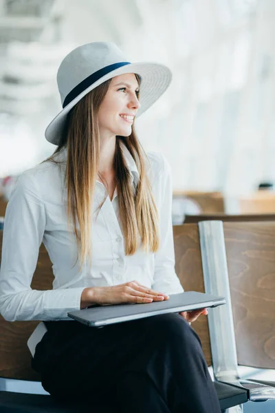 Piękna i elegancka bizneswoman pracy na komputerze na lotniska. — Zdjęcie stockowe