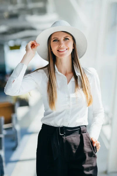 Attraktiv, ung forretningskvinne på forretningsreise på flyplassen – stockfoto