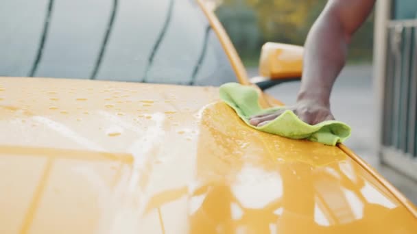 Laver la voiture, essuie la voiture après avoir lavé et tapissé la céramique. Concepts de : Travail professionnel, Divers outils de lavage, Nettoyage pour briller. Lavage et nettoyage de voiture à la station libre-service extérieure. — Video