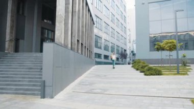 Motosikletli bir kurye, yemek teslimatı yapıyor. Paket servislerden ve restoranlardan eve sıcak yemek getiriyor. Kuryeler mal teslimatı için emirleri yerine getirirler. Scooter 'la yemek getirdim.
