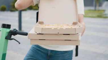 Lezzetli sıcak pizzayla karton kutuyu açıyorum. Açık kutudan nefis İtalyan pizzası, parti yemek servisi konsepti. El pizza kutusunu açar. Pizza Teslimatı.
