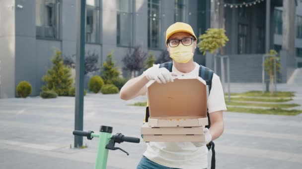 Consegna pizza. Ecco la tua pizza. Il fattorino che allunga una pila di scatole per pizza. Corriere consegna pizza che offre la pizza in scatola. Uomo corriere consegna pizza, riceve ordine di fast food online — Video Stock