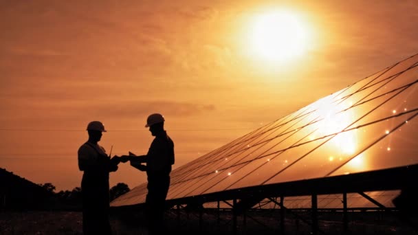 Εγκατάσταση ηλιακής ενέργειας και έννοια του δικτύου επικοινωνίας. Ανανεώσιμες πηγές ενέργειας Βιώσιμοι πόροι Λήψη Φωτόνια Οικολογία Ανανεώσιμες Πηγές Ενέργειας Σταθμό ενέργειας Λεπτό φιλμ Ηλιακή Τεχνολογία Ηλεκτρισμός — Αρχείο Βίντεο