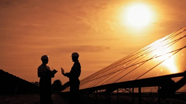 Two Unidentified Solar Power Engineers In Backlight At Sunset. Solar park. Alternative energy concept. Receiving Photons Ecology Renewable Power Station Energy Thin Film Solar Technology Electricity — Stock Photo, Image