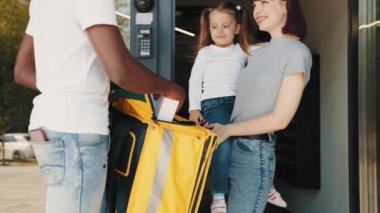 Küçük bir kızı olan güzel genç bir kadın evinin kapısını açar ve bir kuryeyle buluşur ve kurye ona bir internet mağazasından karton bir posta kutusu verir. Karton kutu paketleme teslimatı