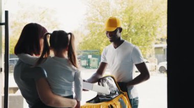 Afrikalı bir Amerikan kuryesi küçük bir kıza bir paket ya da çevrimiçi bir mağazadan hediye getiriyor. Kurye kutuyu çocuğa teslim eder. Küçük bir kızı olan genç bir kadın Afrikalı bir Amerikan kuryesiyle tanışıyor..