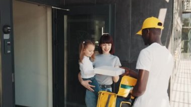 Küçük bir kızı olan genç bir kadın Afro-Amerikan bir kuryeyle tanışır. Afrikalı bir Amerikan kuryesi küçük bir kıza bir paket ya da çevrimiçi bir mağazadan hediye getiriyor. Çocuklara ve ailelere teslimat