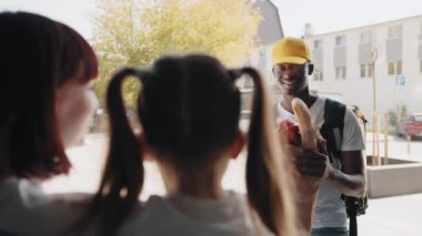 Güzel bir Afro-Amerikan kuryesi, çocuğu olan güzel bir kadına, bir müşteriye yemek, meyve ve sebze paketi getiriyor. Ekspres yemek servisi ve online alışveriş