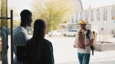 Yemek teslimatı, online mağaza. Zeki yemek servisi, bir adam Afrikalı bir Amerikalı 'ya taze yemek getiriyor ve bir kız, çok ırklı bir çift kuryeden emir alıyor, hızlı teslimat.