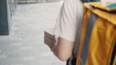 Kurye pizzayı eve getirdi. Güzel, genç, gülümseyen bir kadın ve Afro-Amerikalı arkadaşı evlerinin kapısında karşılaşıyorlar ve ona karton kutular veren bir pizzacıyla tanışıyorlar..