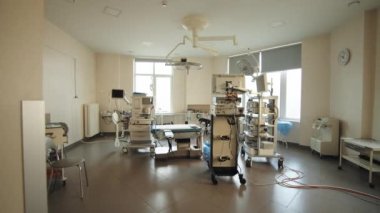 Ekipmanlı çağdaş ameliyathane. Ameliyathanede tıbbi lambalar yanıyor. Cerrahi bölümü hastanede. Teknolojik Gelişmiş Ameliyat Odası Çekimi