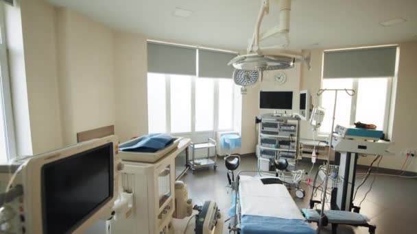 Establishing Shot of Technologically Advanced Operating Room with No People, Ready for Surgery. Real Modern Operating TheaterWith Working Equipment. Contemporary operating room with equipment. — Stock Video