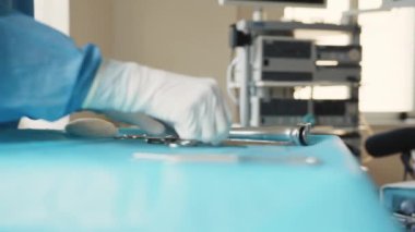 Ameliyat aletleri. Ameliyathanede bir tabakta birden fazla ameliyat aleti. Doktorlar ve hemşire gelip alacak. Modern tıp. Robot ameliyata hazırlanmak için bir masa dolusu tıbbi malzeme masaya konur.