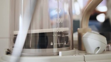 Anestezi makinesi vantilatörü. Doktorların bulanık geçmişindeki ameliyathanede hastaların hayatını kurtaracak tıbbi ekipmanlar. Yakın plan. Hastane tiyatrosunda kalp atış hızı monitörü..