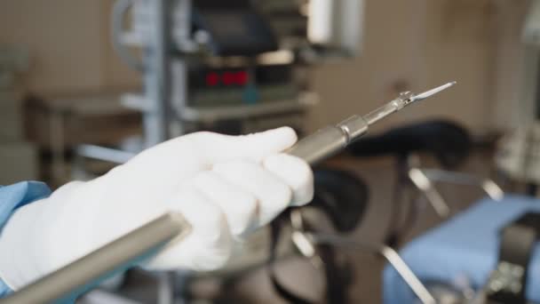 Skrubbsköterska förbereder medicinska instrument för operation. Medicinskt koncept. Steriliserade kirurgiska instrument för laparoskopi med handgripinstrument. Sterila kirurgiska verktyg för laparoskopisk kirurgi. — Stockvideo