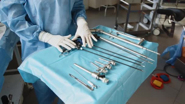 Příprava na operaci. Chirurg a chirurgické vybavení na operačním sále připravují chirurgické nástroje, které jsou sterilní pro lékaře při operaci. Chirurg a instrument. — Stock video