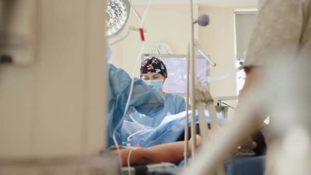 Proceso de cirugía ginecológica. Médicos mujeres que realizan operaciones ginecológicas en el hospital medicina de la salud tratamiento ginecológico curación ayuda experiencia asistencia. Escena real — Vídeo de stock