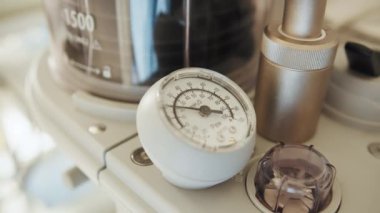 Tıbbi ekipman. Yoğun bakım ünitesinde anestezi makinesi vantilatörü. Yakın plan. Operasyon sırasında yapay havalandırma aparatı. COVID-19 ve koronavirüs. Yakın plan..