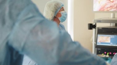 Jinekolojik ameliyat süreci. Kadın doktorlar hastanede jinekolojik ameliyat yaparak jinekoloji jinekoloji tedavisine yardımcı oluyorlar. Gerçek sahne