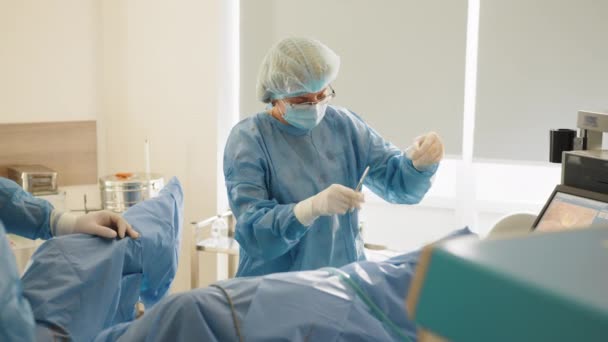 Στο Χειρουργείο του Νοσοκομείου Διαφορετική Ομάδα Επαγγελματιών Χειρουργών και Νοσηλευτών Βλάβη μετά την επιτυχή χειρουργική επέμβαση. Ομαδική εργασία της ιατρικής ομάδας, επαγγελματική θεραπεία και επαγγελματική συμπεριφορά έννοια — Αρχείο Βίντεο