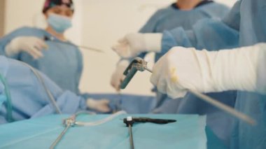 Ameliyat aletleri. Ameliyathanede bir tabakta birden fazla ameliyat aleti. Doktorlar ve hemşire gelip alacak. Modern tıbbi konsept. Sağlık hizmetleri kavramı.