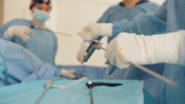 Χειρουργικά εργαλεία. Πολλαπλά χειρουργικά εργαλεία σε ένα πιάτο στο χειρουργείο. Οι γιατροί και η νοσοκόμα το μαζεύουν. Σύγχρονη ιατρική αντίληψη. Έννοια υγειονομικής περίθαλψης. — Αρχείο Βίντεο