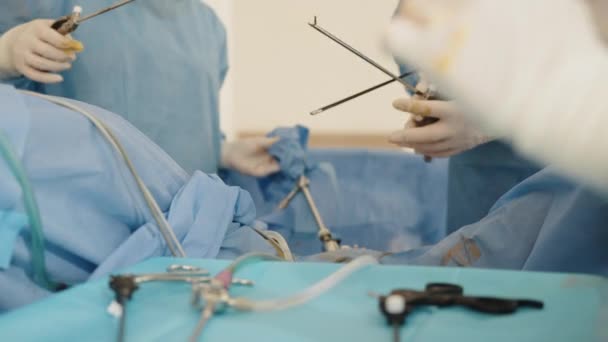 Narzędzia chirurgiczne. Ręce pielęgniarki operującej obsługują instrument chirurgiczny. Wiele narzędzi chirurgicznych na płytce w sali operacyjnej. Lekarze i pielęgniarka odbierają. Nowoczesna koncepcja medyczna. — Wideo stockowe