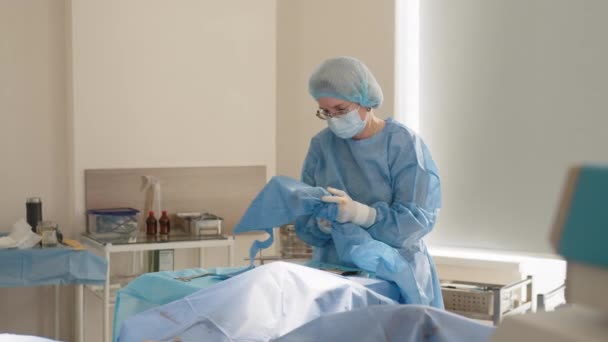 Γυναίκα βοηθός κοντά στο τραπέζι με laparoscopy εξοπλισμό στο χειρουργείο. λαπαροσκοπική χειρουργική έννοια. — Αρχείο Βίντεο