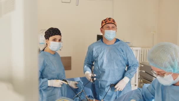 외과 팀은 병원 수술실에서 수술을 준비하는 동안 모니터를 관찰하는데, 남성 외과의사는 외과 복강경 수술을 하는 환자이다. 부인 과 의사. 닫아 — 비디오