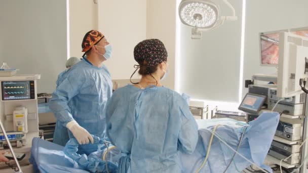 Processus d'opération de chirurgie gynécologique à l'aide d'un équipement laparoscopique. Groupe de chirurgiens en salle d'opération avec équipement chirurgical. Équipe de chirurgiens pendant l'opération ablation de l'utérus avec chirurgie — Video