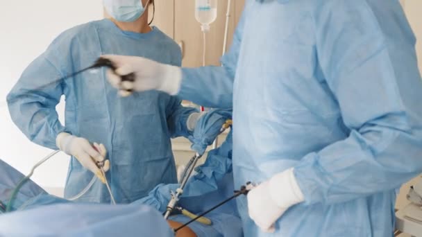 최소 침습적 인 수술이야. 여성 외과의 사는 섬세 한 수술을 한다. 현대 의학 병원이지. 병리학의 치료나 제거를 위한 복강내의 외과 수술 — 비디오