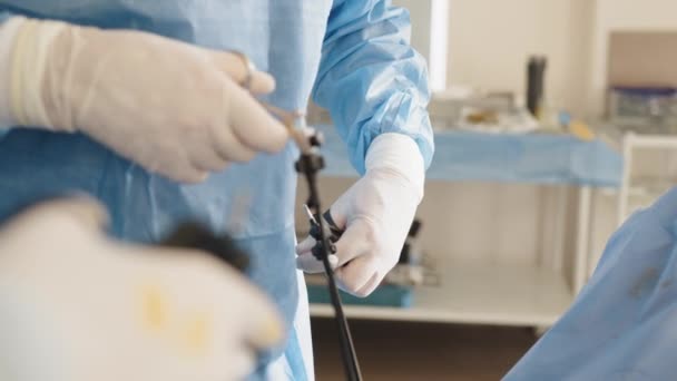 Laparoscopic cholecystectomy instrument. The surgeons doing laparoscopic gastric sleeve surgery in the operating room. — Stock Video