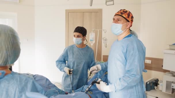 Cirurgião da equipa a trabalhar na sala de operações. Equipamento moderno na sala de operações. Dispositivos médicos para neurocirurgia. Médico durante a cirurgia na sala de cirurgia. Médico profissional na sala de cirurgia — Vídeo de Stock