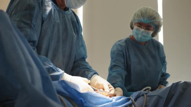 Επαγγελματίας χειρουργός στέκεται σε χειρουργική μάσκα προετοιμασία μιας σύριγγας για ένεση. Στο Ιστορικό Σύγχρονο Νοσοκομείο Χειρουργείο με Χειρουργική σε εξέλιξη. Επαγγελματίες που σώζουν ζωές. — Αρχείο Βίντεο