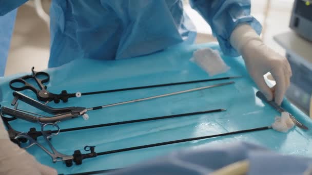 Detailní záběr ošetřovatelů při čištění ruky po operaci. Chirurg a chirurgické vybavení na operačním sále připravují chirurgické nástroje, které jsou pro lékaře v ordinaci. — Stock video