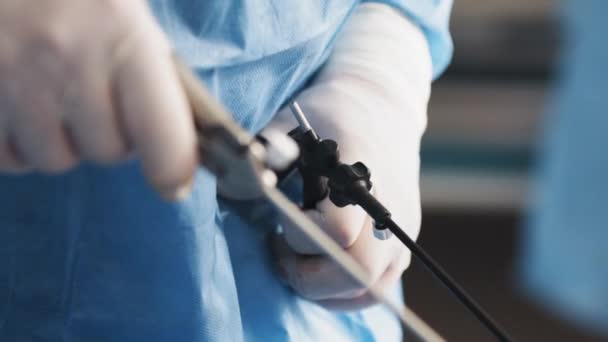 Fonctionnement avec un équipement laparoscopique. Les chirurgiens font une chirurgie laparoscopique dans la salle d'opération. Chirurgie mini-invasive. Gros plan — Video