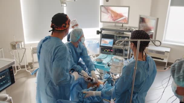 Operación con equipo laparoscópico. Proceso de cirugía ginecológica utilizando equipo laparoscópico. Grupo de cirujanos en quirófano con equipo quirúrgico. — Vídeo de stock