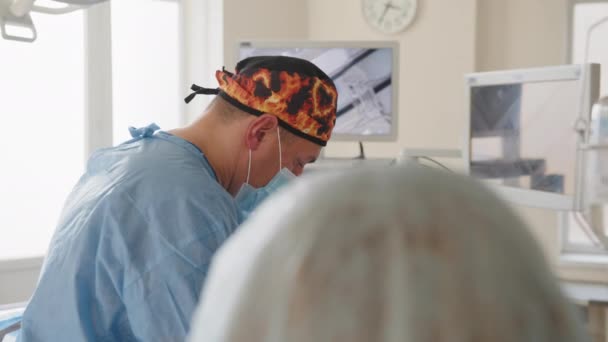Une équipe de chirurgiens professionnels concentrés opère un patient dans la salle d'opération de l'hôpital. santé et concept médical. Tourné dans la salle d'opération — Video