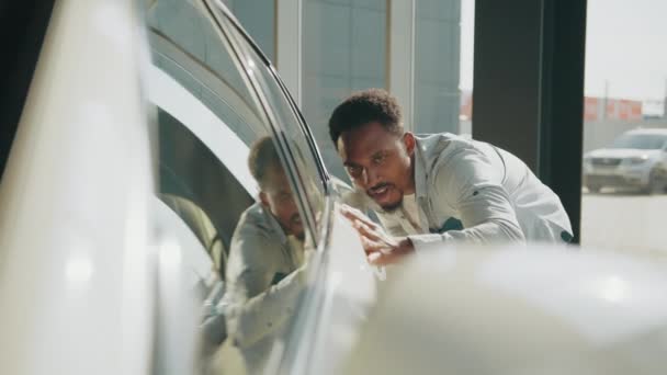 Vente de voiture. Happy Afro Man Toucher nouvelle auto, après avoir acheté dans le salon. Nouveau concept de voiture. Homme d'affaires noir Vérification et toucher sa nouvelle automobile dans l'excitation à l'extérieur. Focus sélectif, Espace de copie — Video