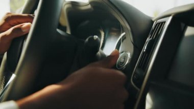 Araba motorunu çalıştırıyorum. Düğmeye kadar takip et. Parmak, motoru çalıştırmak için düğmeye bas. Elektronik koruma demektir. El parmağı kontak düğmesine basar. Kontrol sistemleri motorlu aracı.