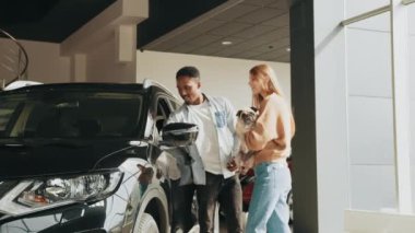 Lüks otomobillerin yanından geçerken yeni araba seçen şık bir çift. Genç, çok ırklı bir çift galeriden yeni bir araba alıyor. İstediğim tek araba bu..