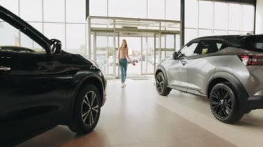 Araba galerisini ziyaret ediyorum. Köpekli genç bir kadın araba galerisinden araba seçiyor. Müşteri müşterisi mutlu kadın müşteri araba galerisinde araba seçiyor. Çeviri: teşekkür ederim..