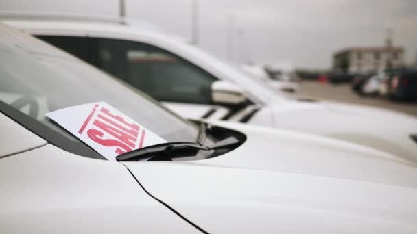 Primer plano de banner de venta de coche nuevo. Concepto de compra y venta de coches. Concepto de negocio automático. concesionarios de coches, coches usados, coches de lujo, marcación automática — Vídeo de stock