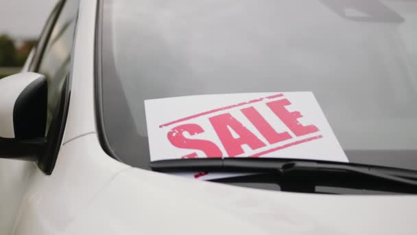 Närbild av försäljning banner från ny bil. Begreppet köp och försäljning av bil. Auto affärsidé. Bilhandlare, begagnade bilar, lyxbilar, automatisk urtavla. — Stockvideo